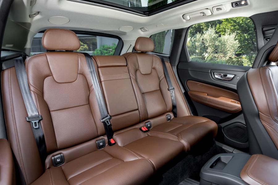 Интерьер Volvo XC60 T8 Inscription 2017 года  (WW) (фото 21 из 40)